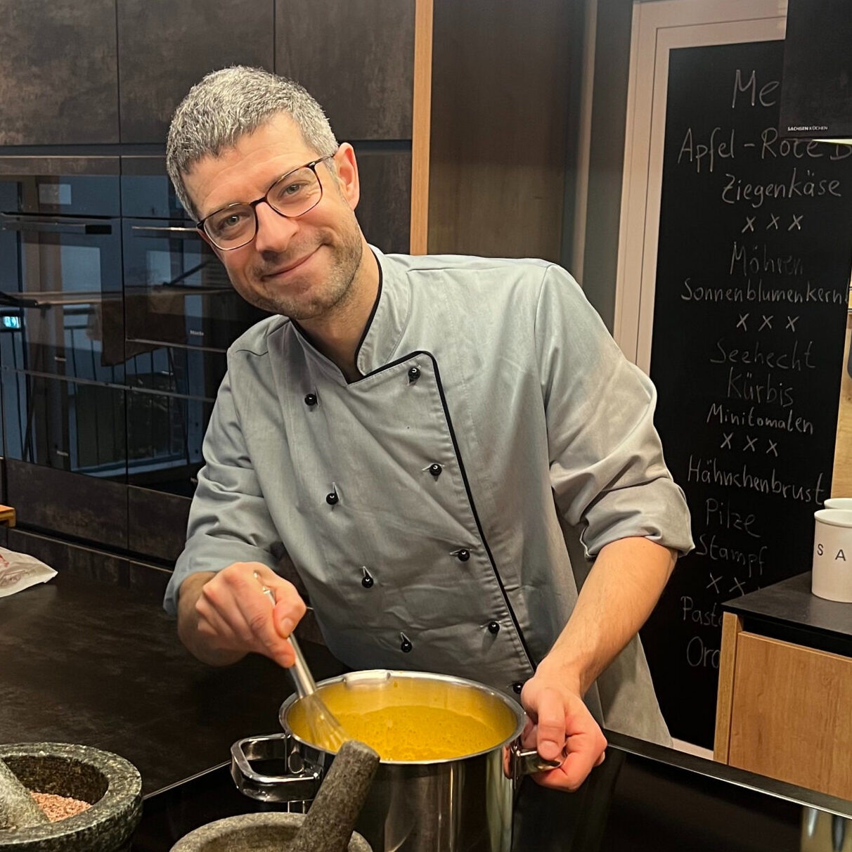 Portrait von Robin Weiland beim Kochen in Schwerin